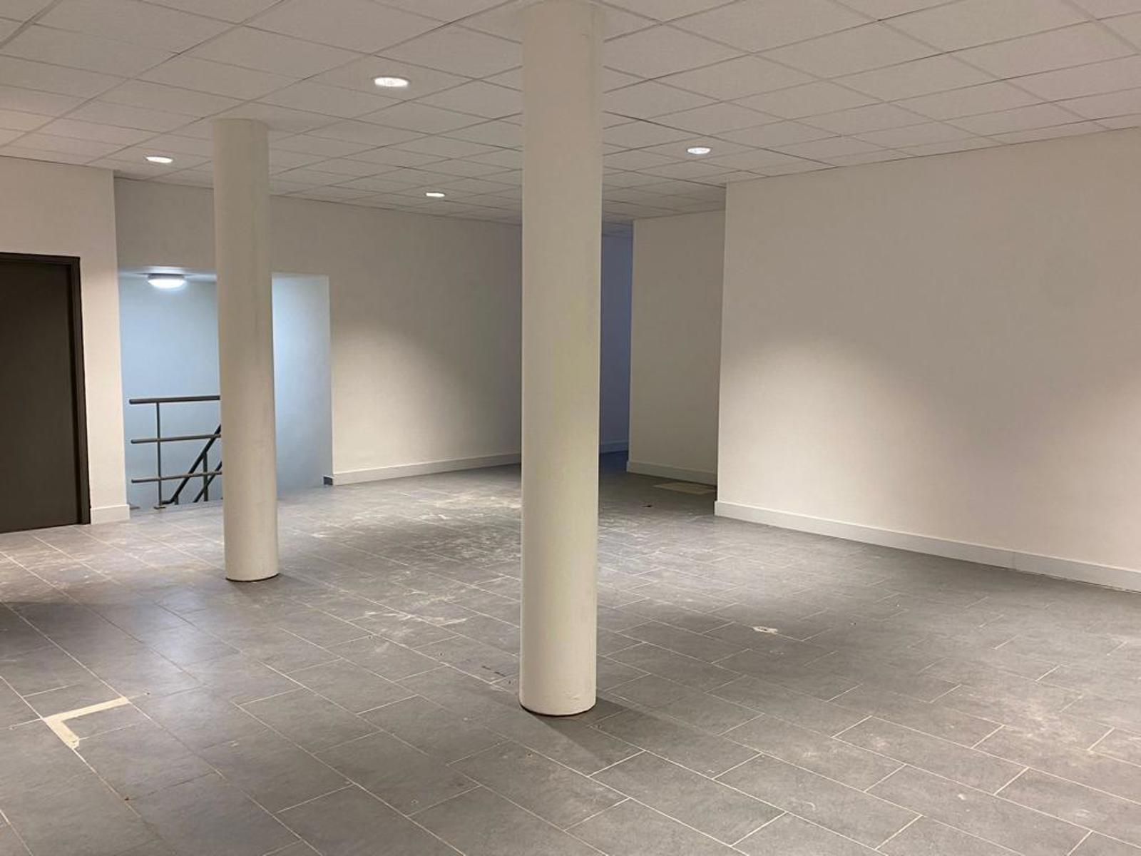 Handelsgelijkvloers  van maar lietst 146m² op AAA- Locatie  foto 2