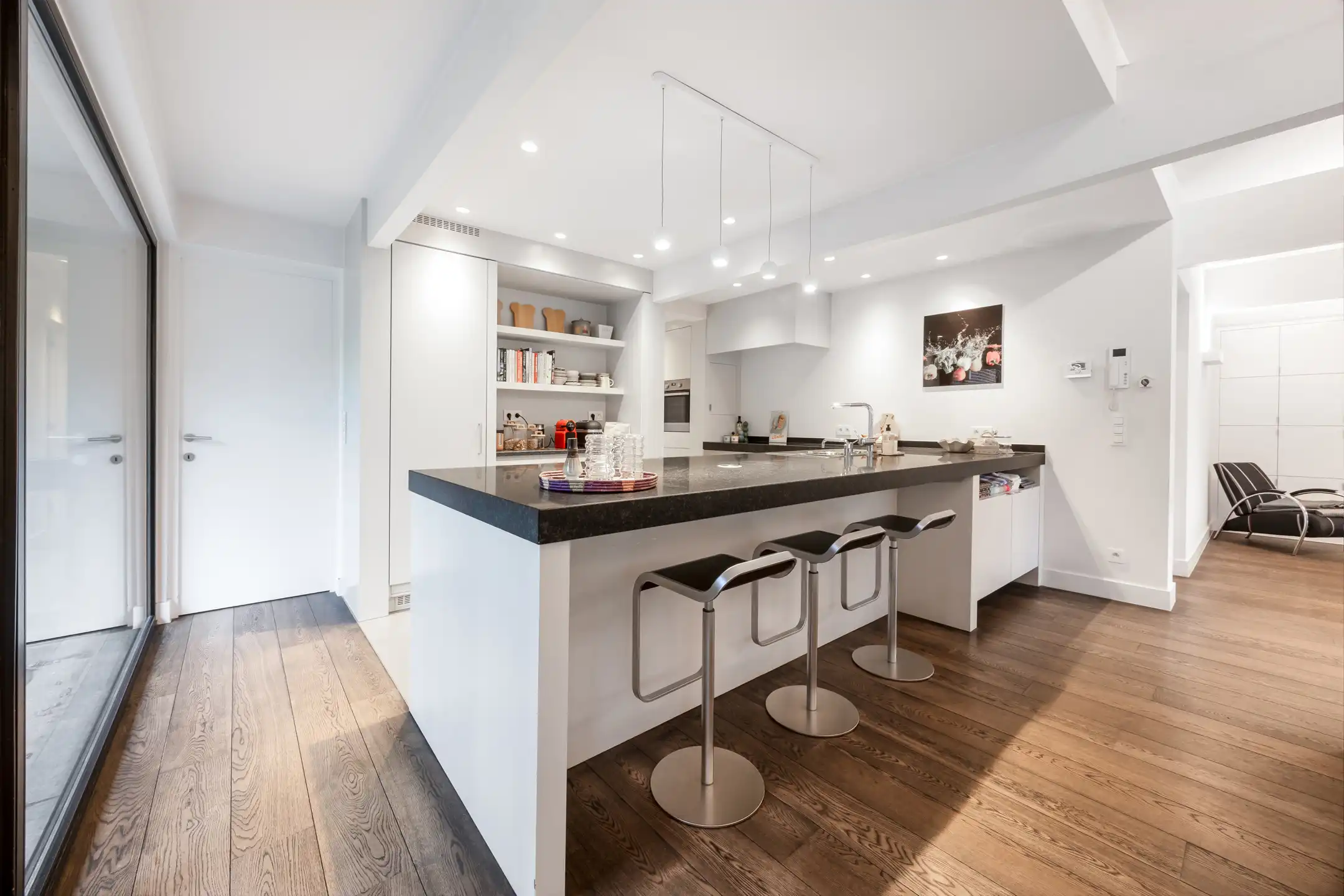 Karakterwoning met brutalistische gevel  in Hof ter Linden foto 11