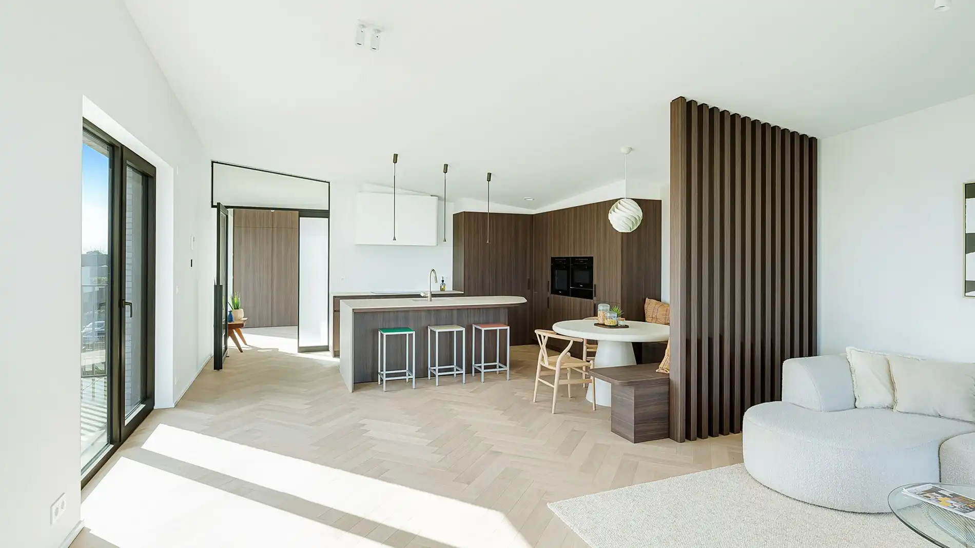 Exclusief verblijf met lift, terrassen en uitzonderlijke volumes in een groene-autovrije verkaveling te Knokke. foto 3