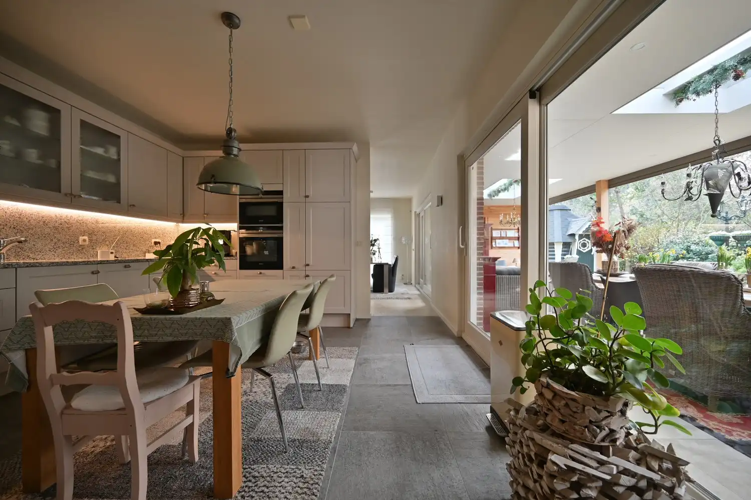 Exclusieve, compleet ingerichte bungalow op unieke bosrijke ligging, met prachtig overdekt terras en ruime kelder foto 16