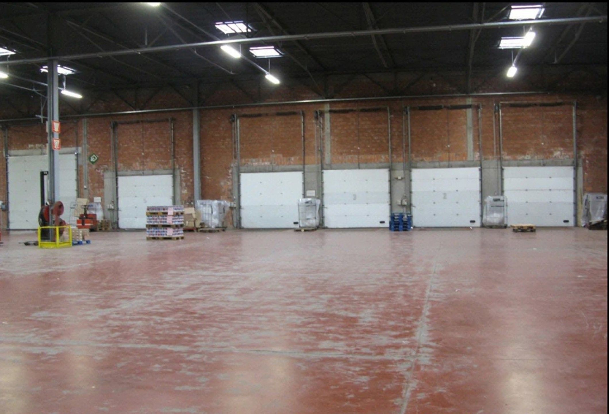 Magazijn met 5 loskades foto 2