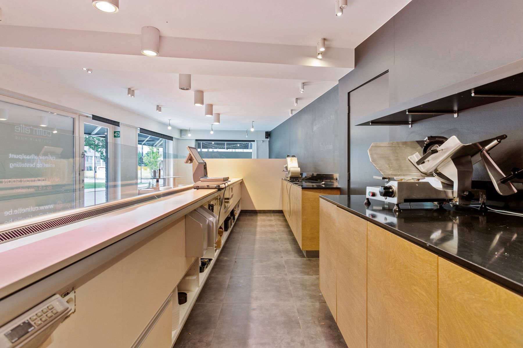 Commercieel pand met naastliggend appartement foto {{pictureIndex}}