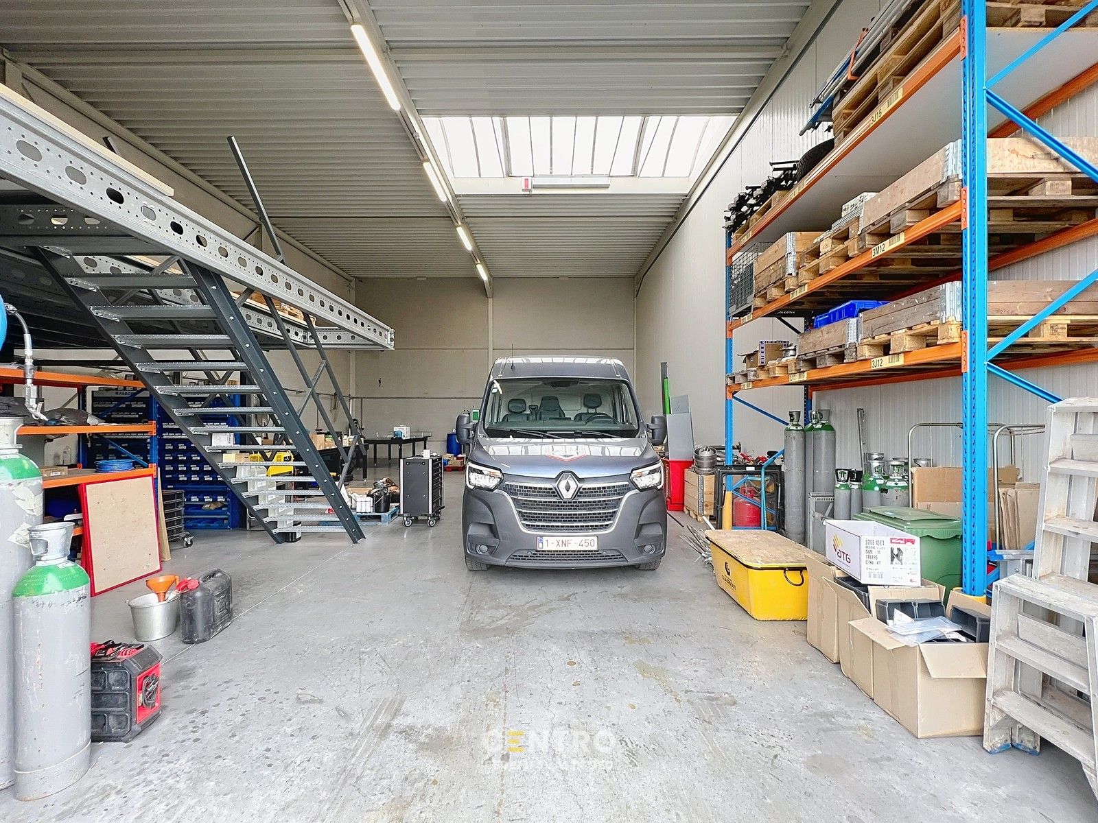 Instapklare OPSLAGRUIMTE / LOODS (216m²) voorzien van elektrische sectionaalpoort met aparte loopdeur en vrije hoogte van 7m! Op industriezone te Houthulst! foto 9