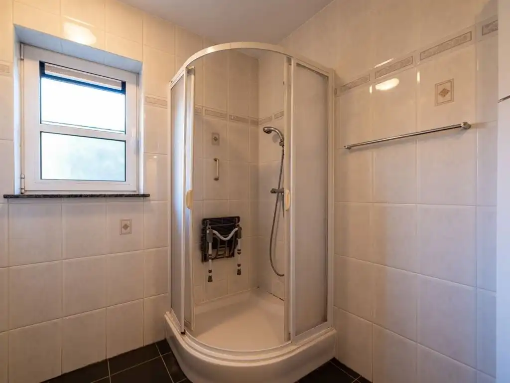 Verrassend ruime vrijstaande woning met inpandige garage foto 24