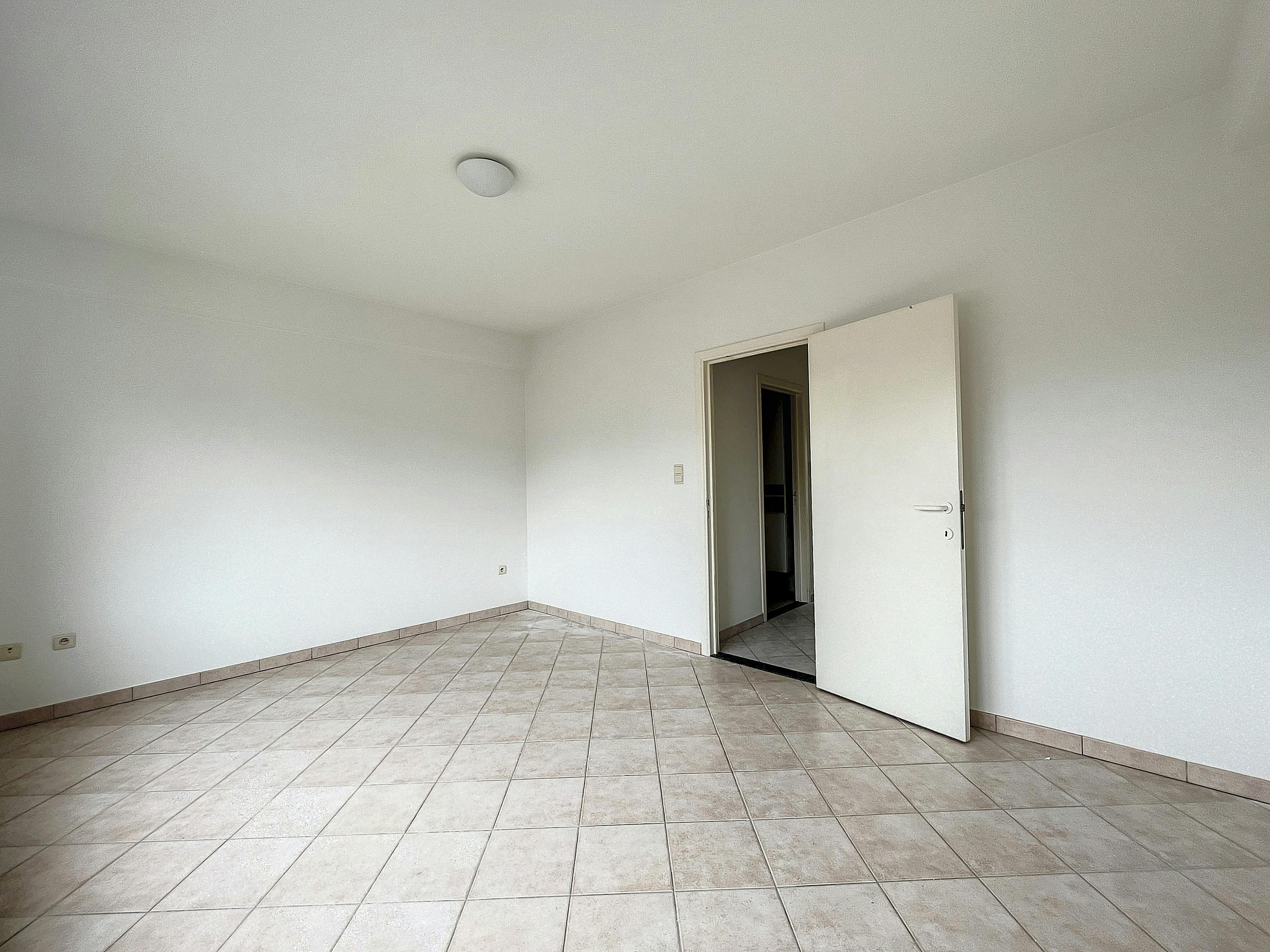 Schaarbeek-Mooi appartement 1 slaapkamer op de 4e verdiep. foto 6