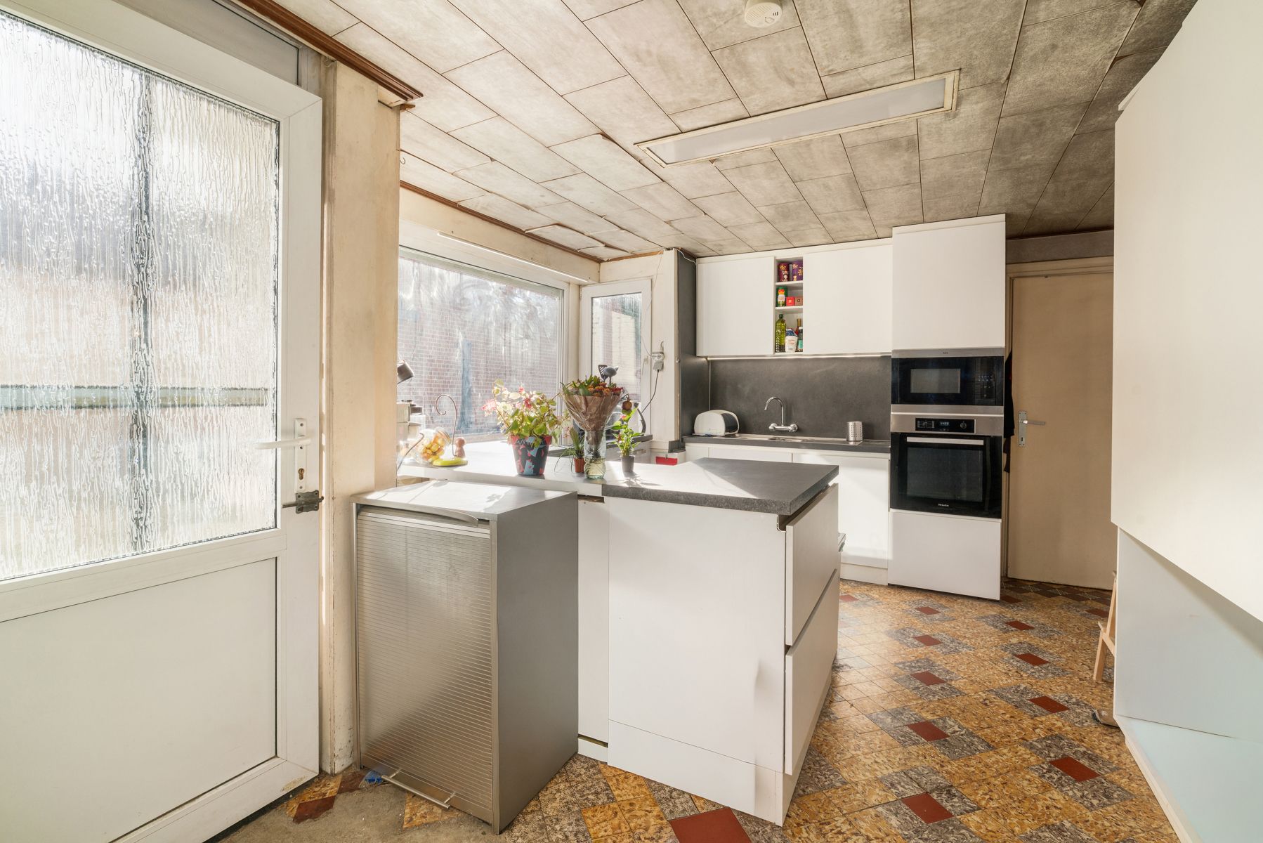 TE KOOP - deels gerenoveerde woning met 4 slaapkamers foto 5