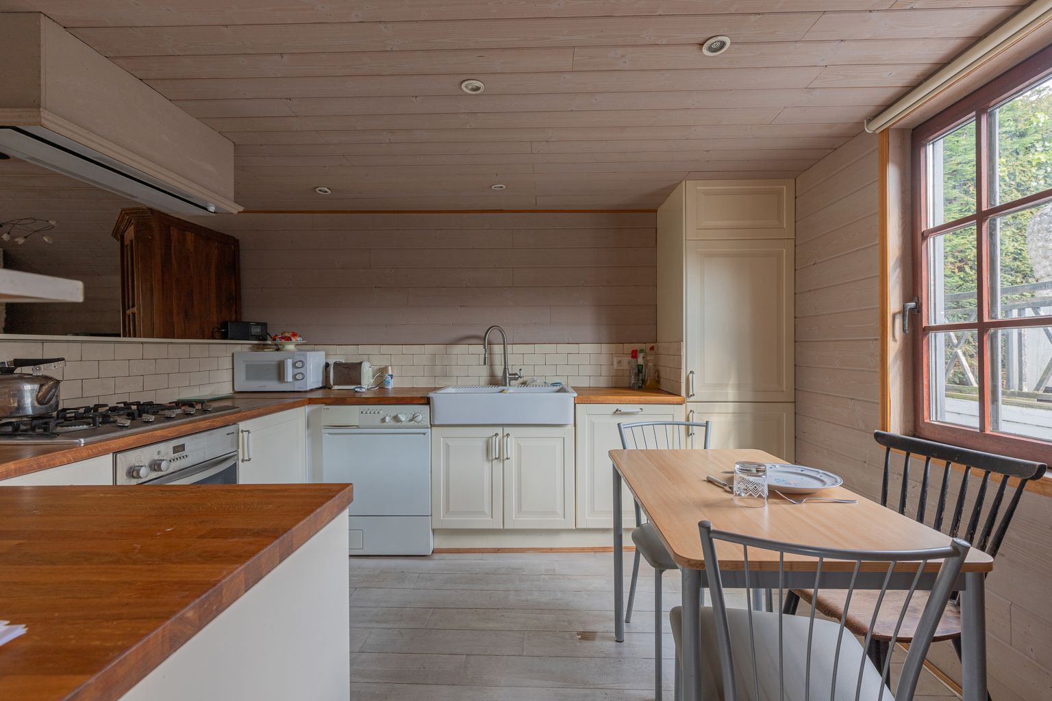 Grote villa op 22a met tuin, garage én bijgebouw foto 22