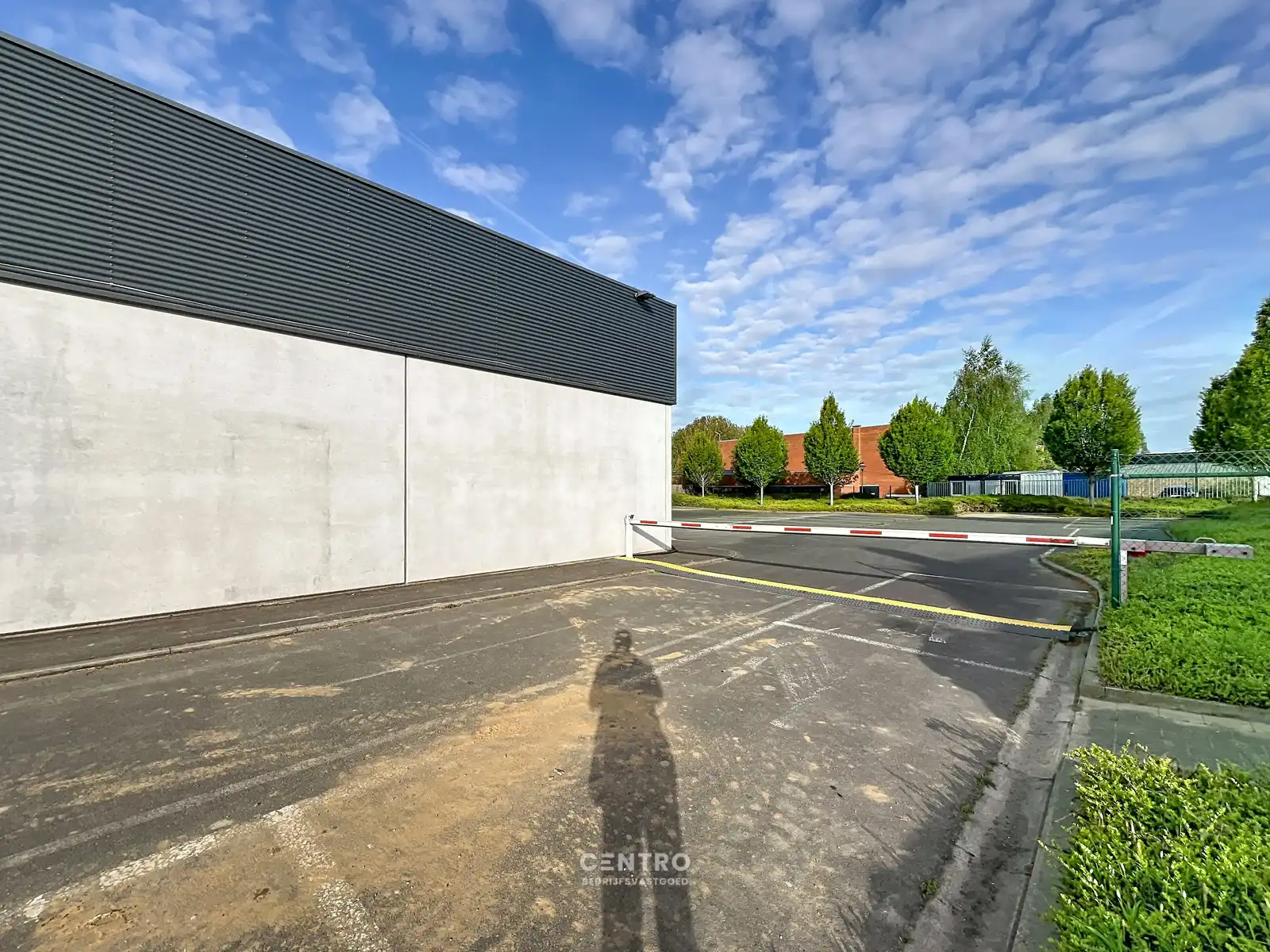 Multifunctioneel bedrijfspand (binnenrecreatie, toonzaal, winkel, opslag,...) van 782m² met 40 parkeerplaatsen op eigen terrein te Bavikhove (Harelbeke). foto 6