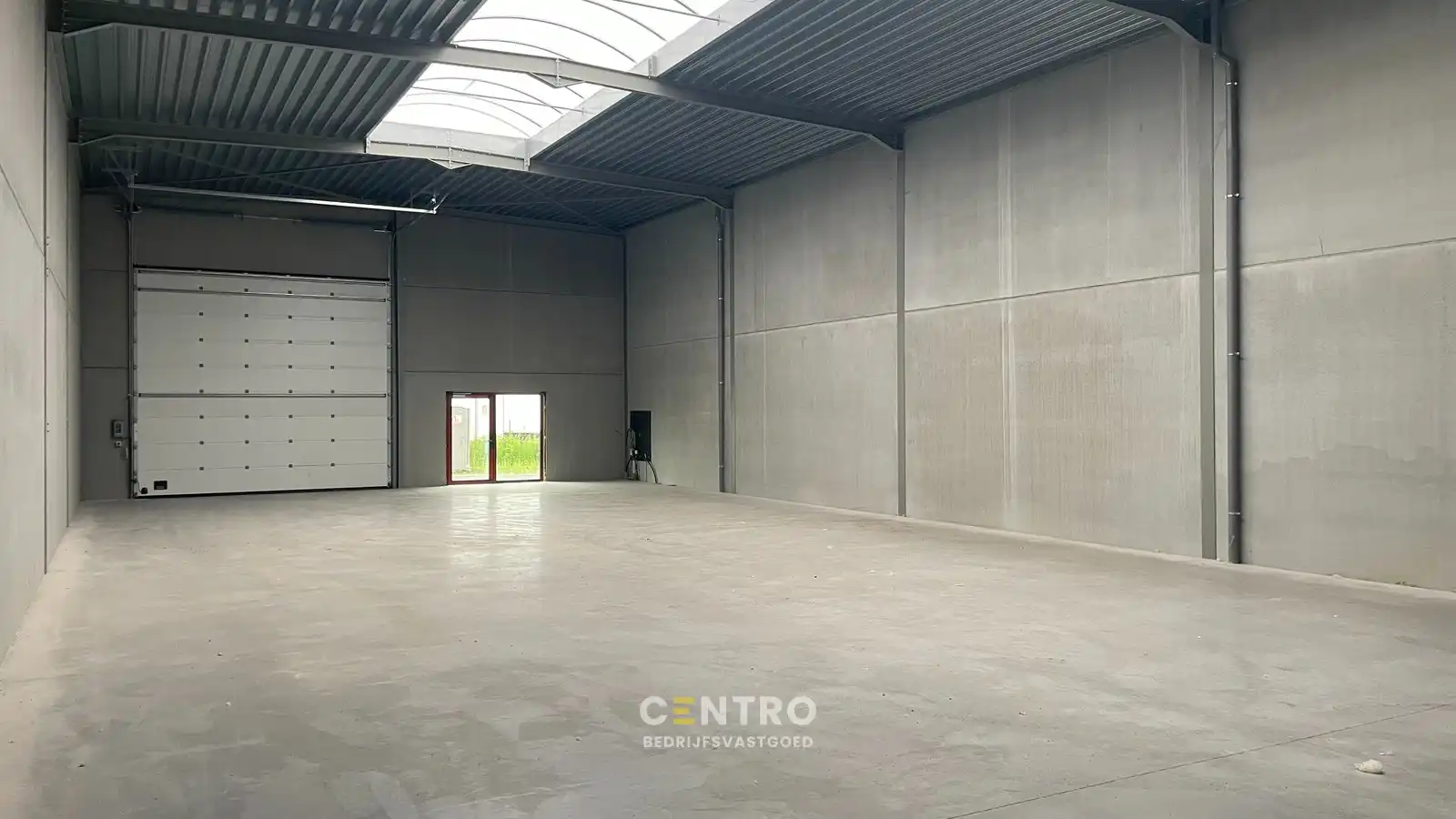NB MAGAZIJN (335m²) inclusief 1 private PARKEERPLAATS op industriezone "Schatting" te Zedelgem foto 3