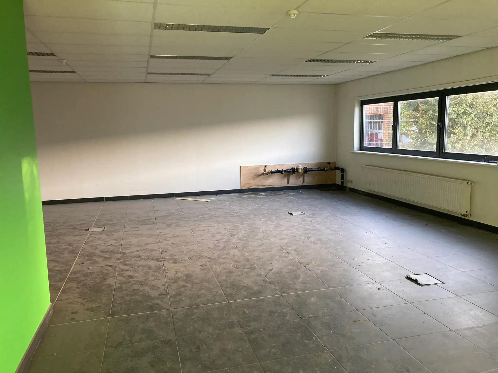 Bedrijfsgebouw met magazijn, kantoren, ruime buitenruimte en hoogspanningscabine te koop op bedrijventerrein Schendelbeke foto 7