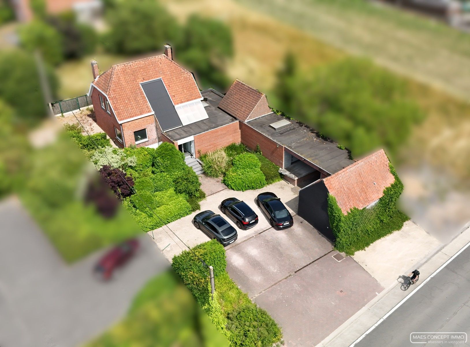 Hoofdfoto van de publicatie: Unieke woning met kantoorruimte en atelier te Waregem
