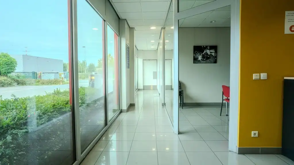 Magazijn met kantoren te huur langs E34 in Beveren foto 15
