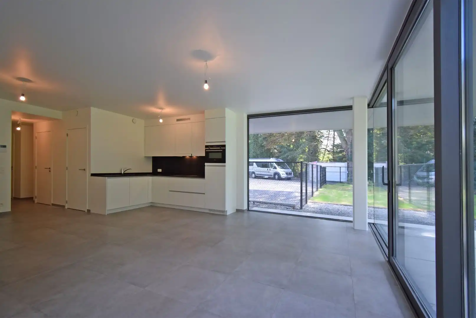 UNIEK INSTAPKLAAR GELIJKVLOERS APPARTEMENT IN EEN GROENE OMGEVING. foto 8