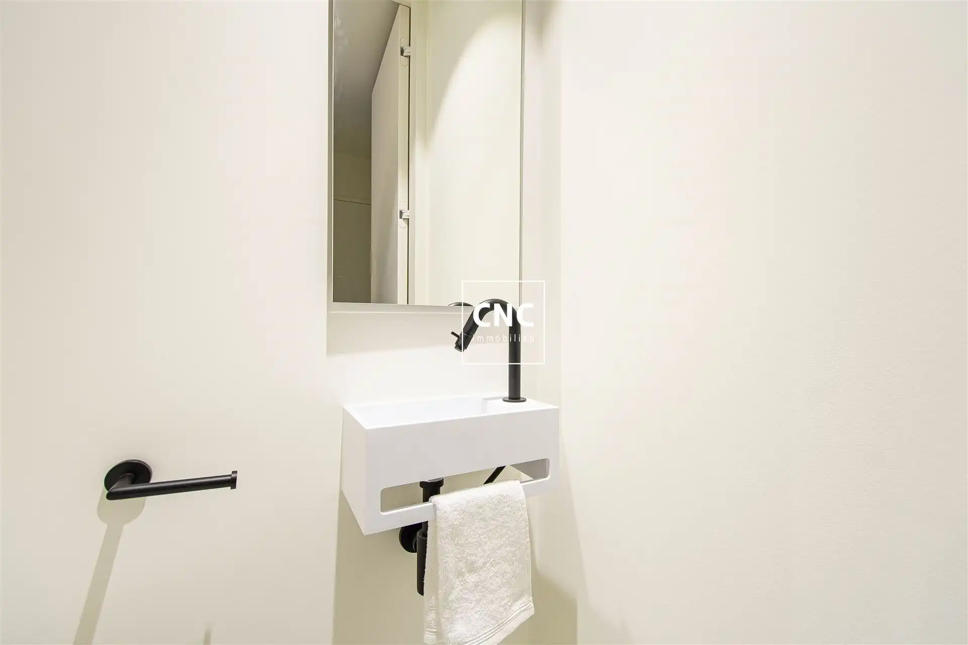 Gerenoveerde penthouse met grote terrassen nabij de zeedijk foto 12