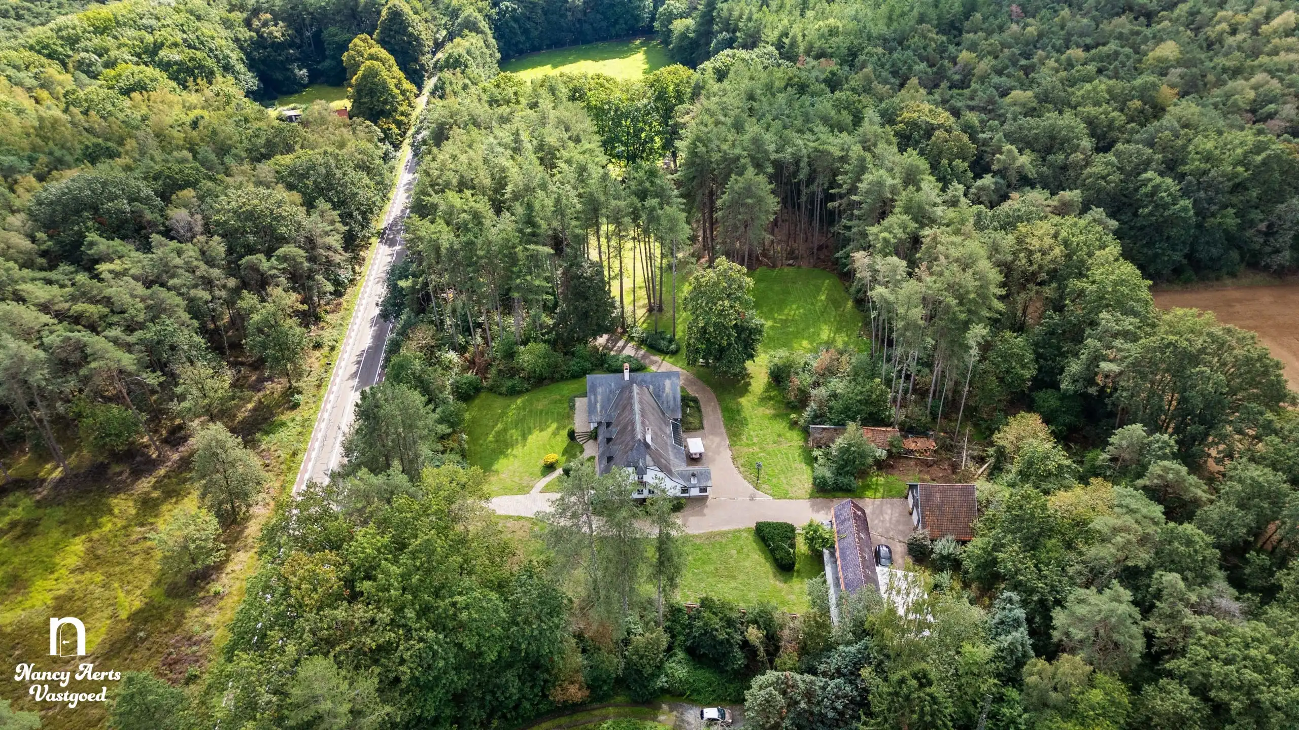 Exclusief landgoed op 1,28 ha met villa en paardenstallen foto 3