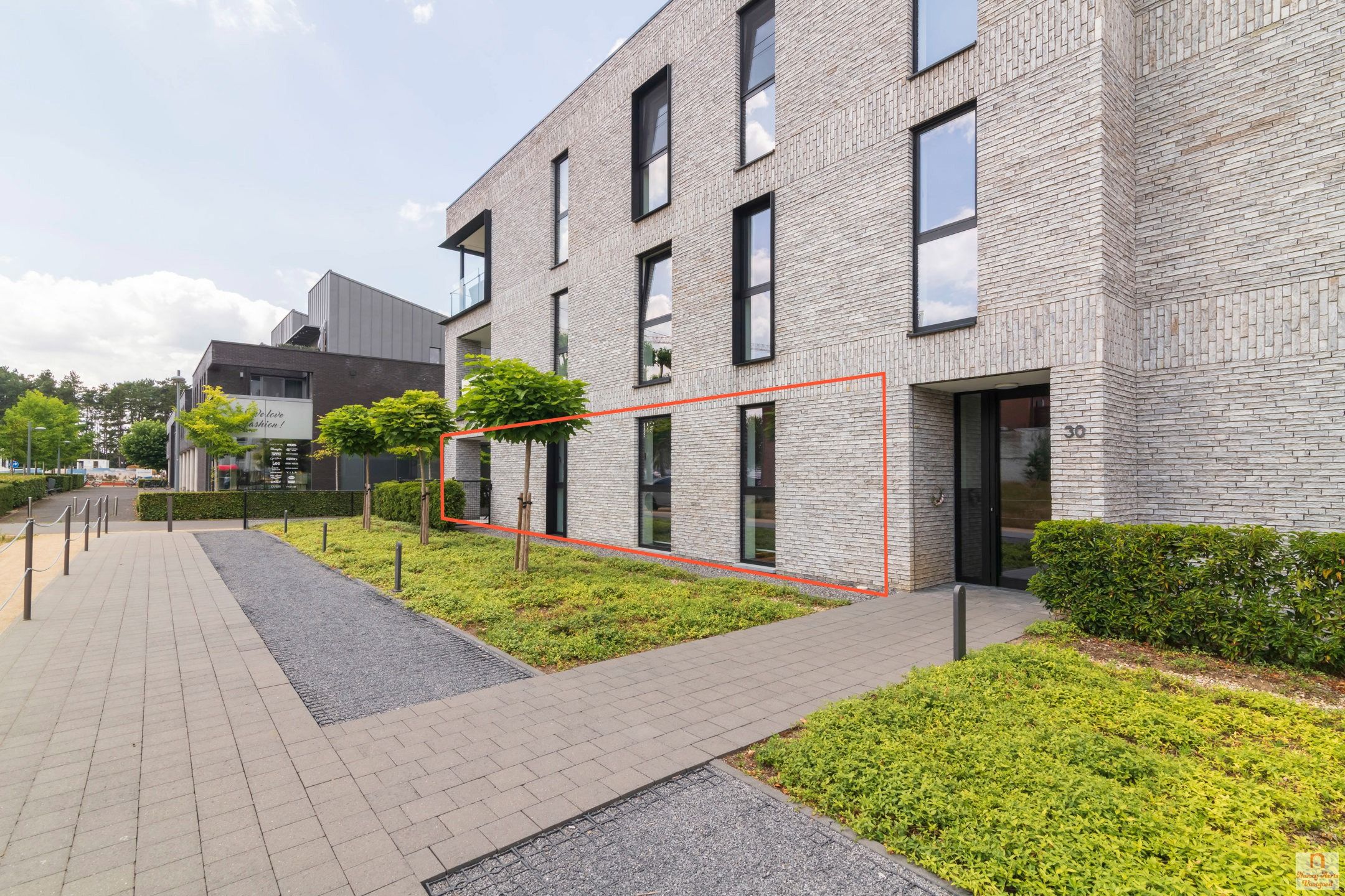 Ruimtelijk wonen met verfijnde afwerking in hartje Koersel foto 3