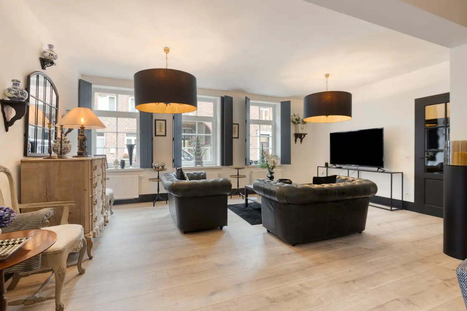 Karaktervolle woonst met indrukwekkend interieur in hartje Oud-Rekem! foto 9