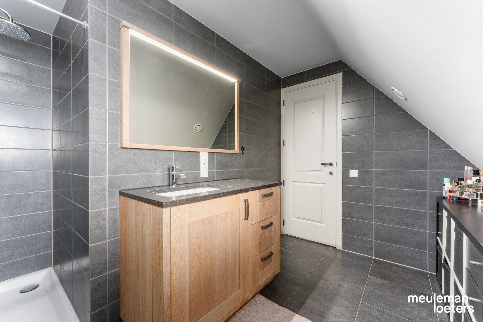 Lichtrijk duplexappartement met ruim terras en garage foto 12