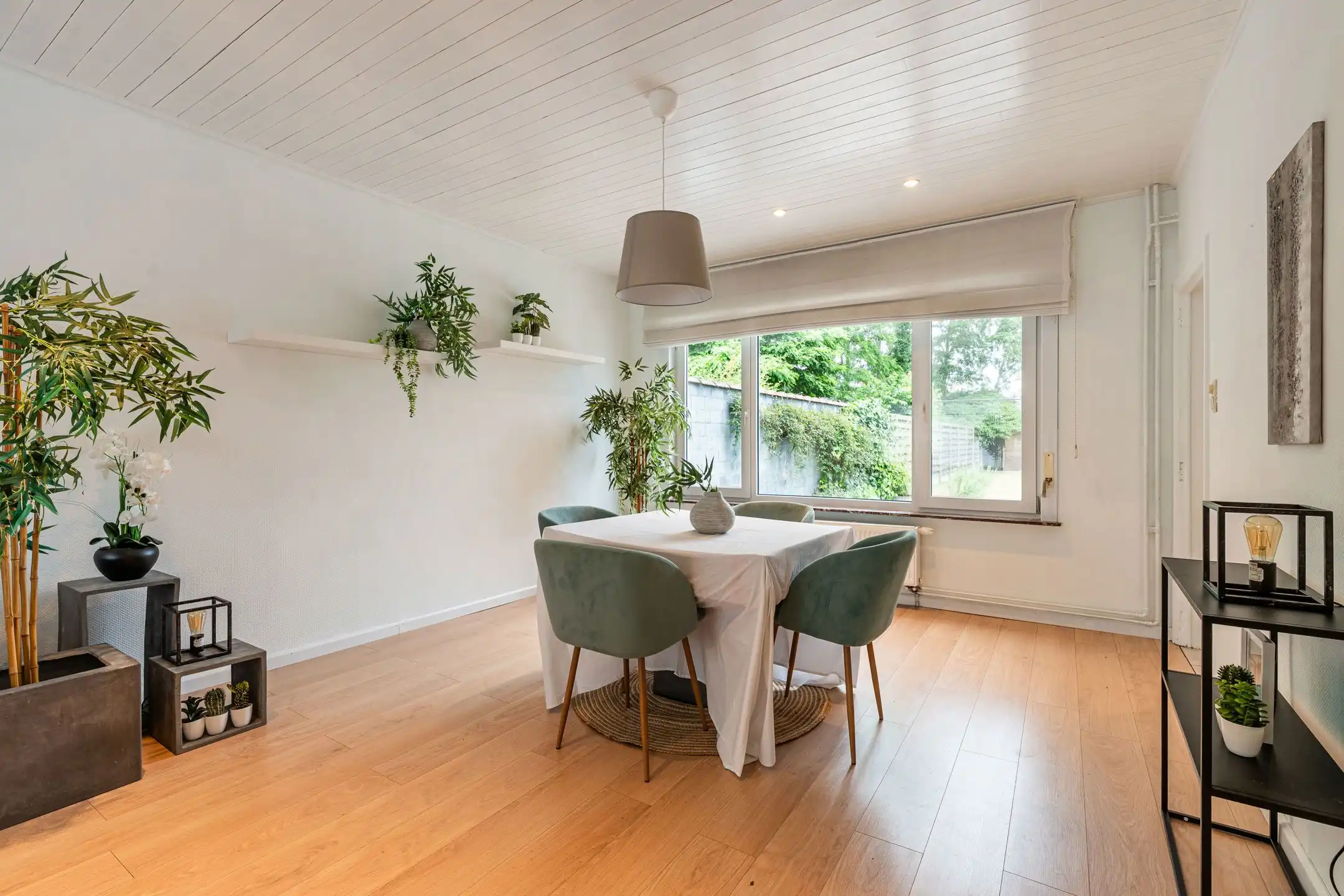 Instapklare woning met 3 slaapkamers, ruime garage en tuin foto 6