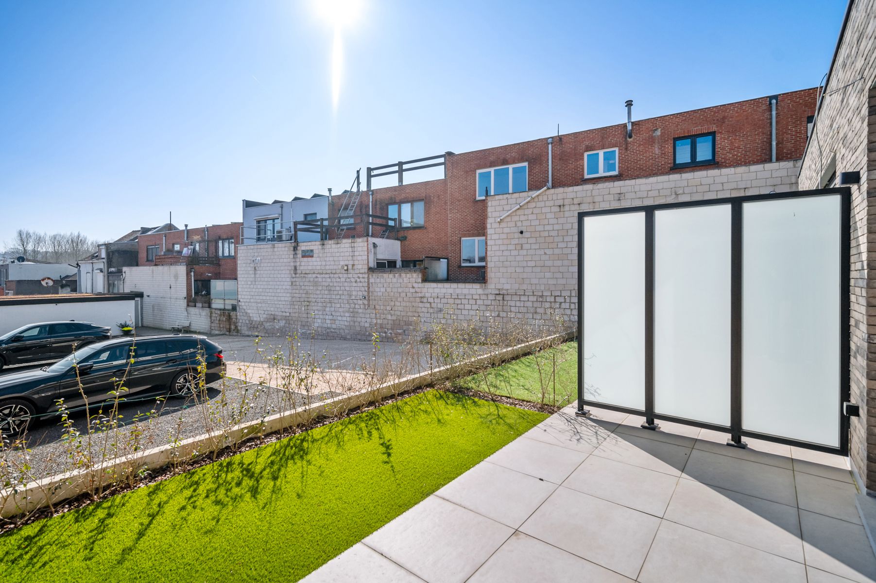 Gelijkvloers appartement met terras en tuin foto 6