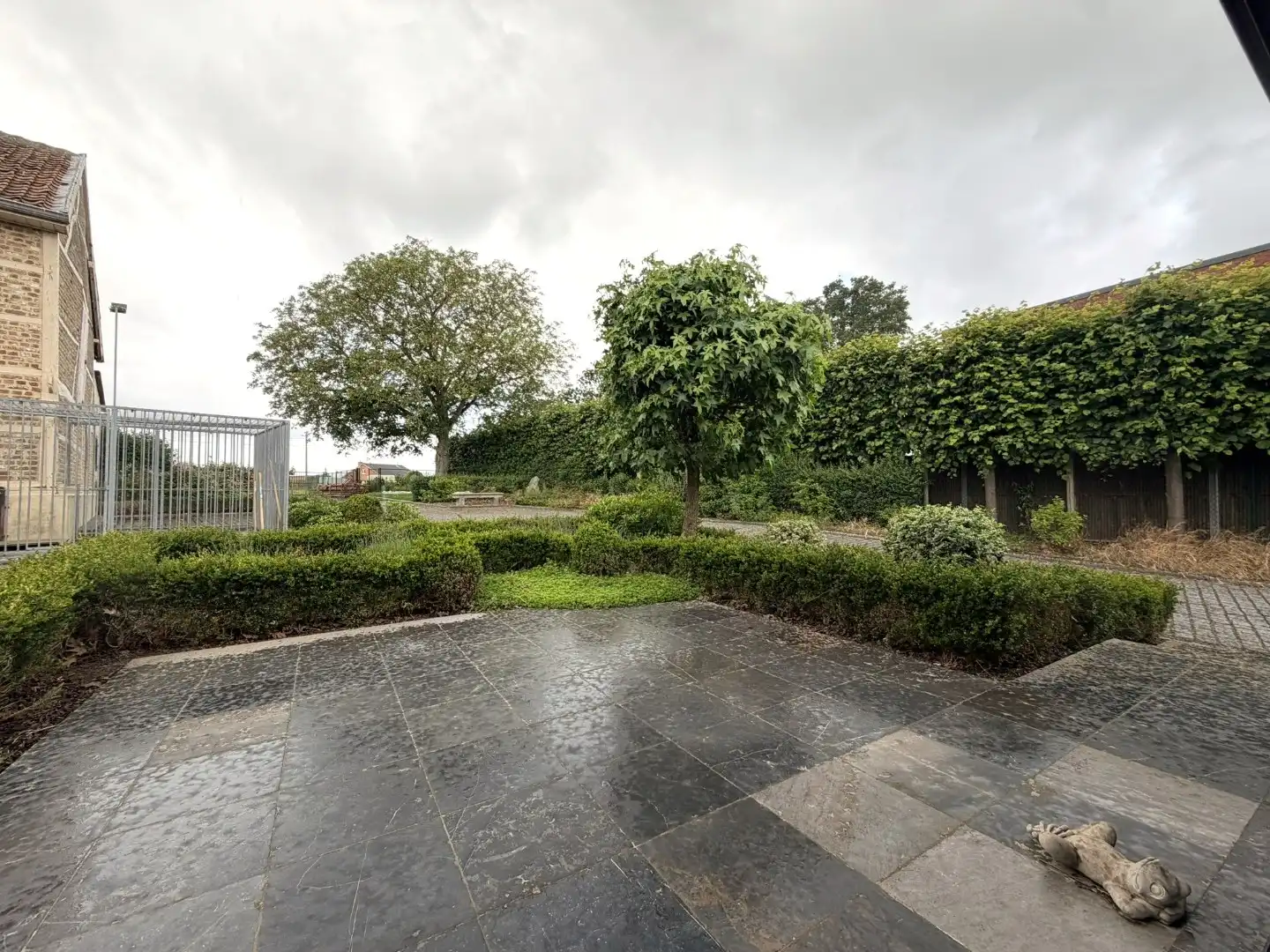 Bijzonder charmante benedenwoonst met 1 slaapkamer, veranda, terras en twee autostandplaatsen foto 31