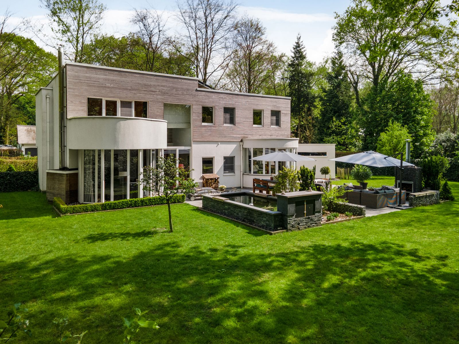 Moderne en energiezuinige villa op ca. 2.035 m². foto {{pictureIndex}}
