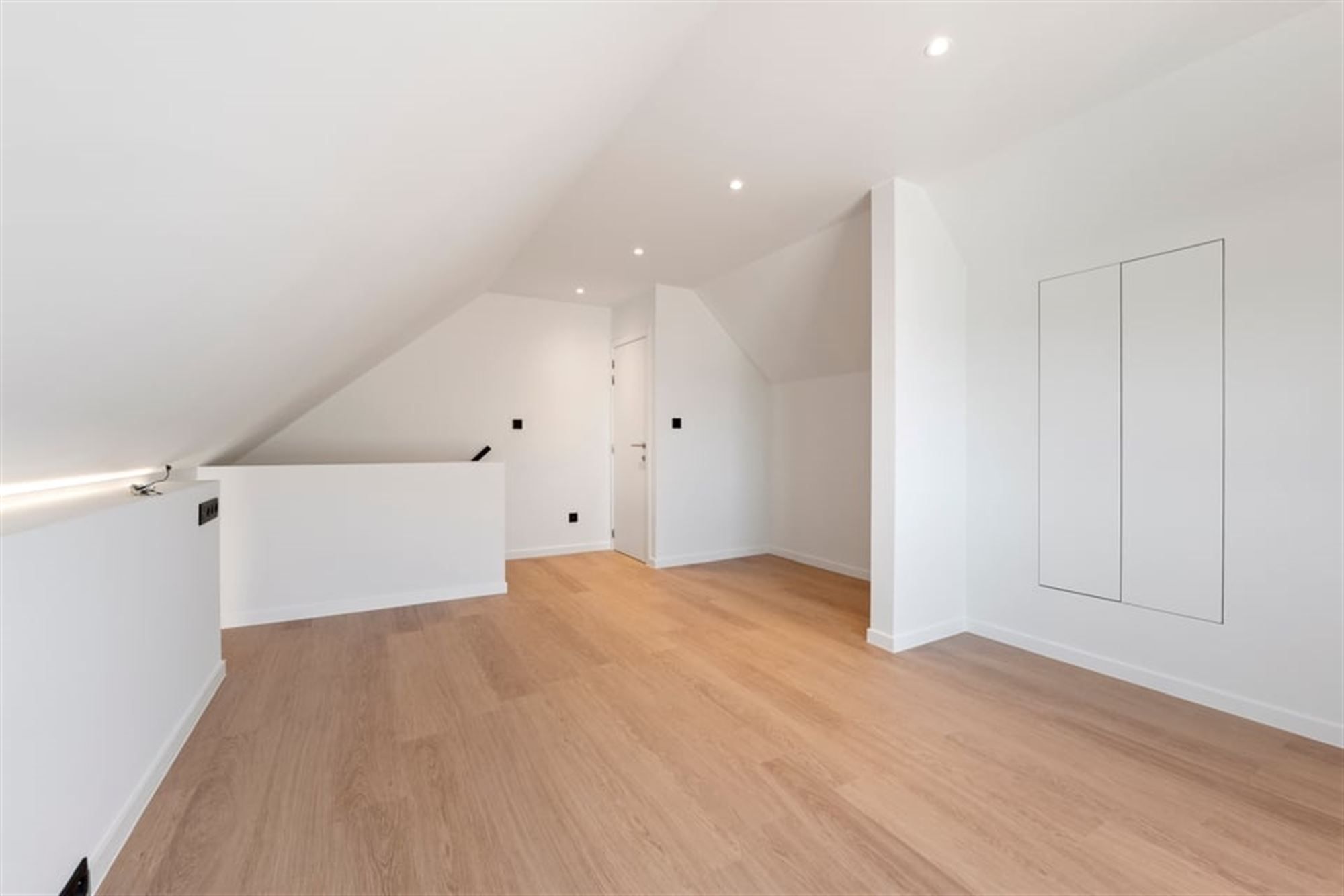KNAPPE VOLLEDIG GERENOVEERDE WONING MET RUIME GARAGE IN SINT-TRUIDEN  foto 29