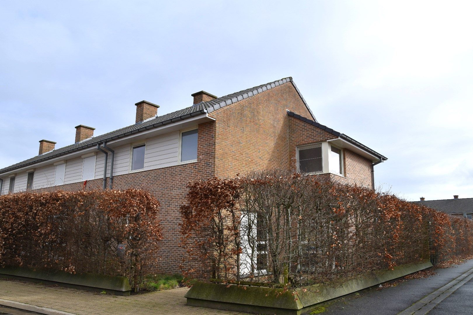 Recente HOB (BJ 2007) met 3 slaapkamers en garage op zuidgericht perceel te koop in Heule foto 2