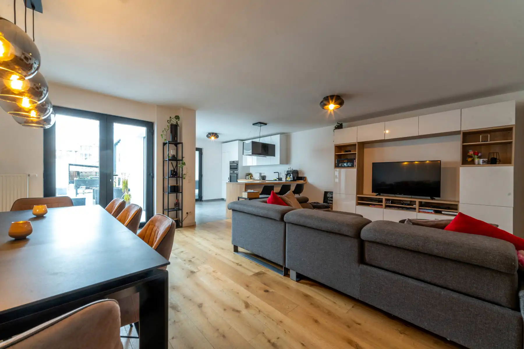 Instapklare, ruime gezinswoning met 5 slaapkamers en praktijkruimte te Boom. foto 4