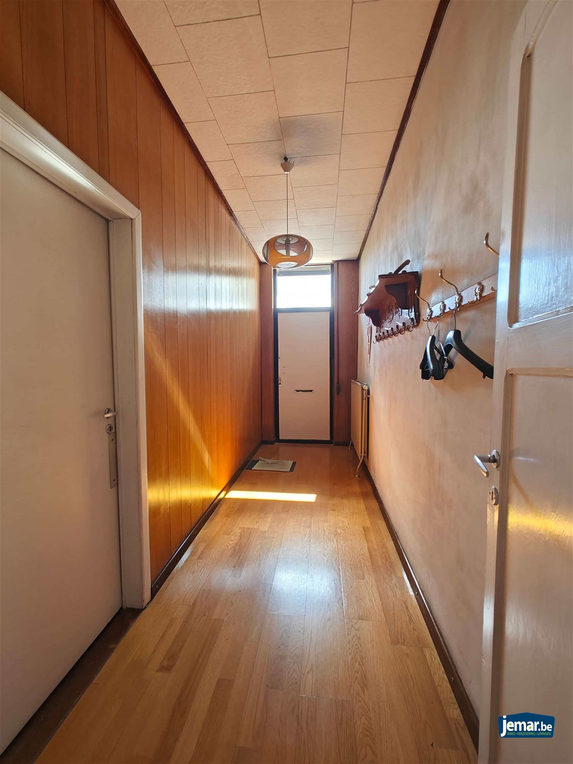 Ruime te renoveren woning met tuin, garages en eindeloos potentieel in Maasmechelen. foto 4