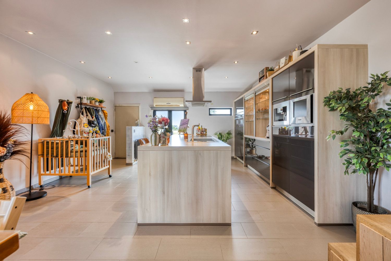 ZEER RUIM EN INSTAPKLAAR DUPLEX APPARTEMENT MET 3 SLPKS! foto 7