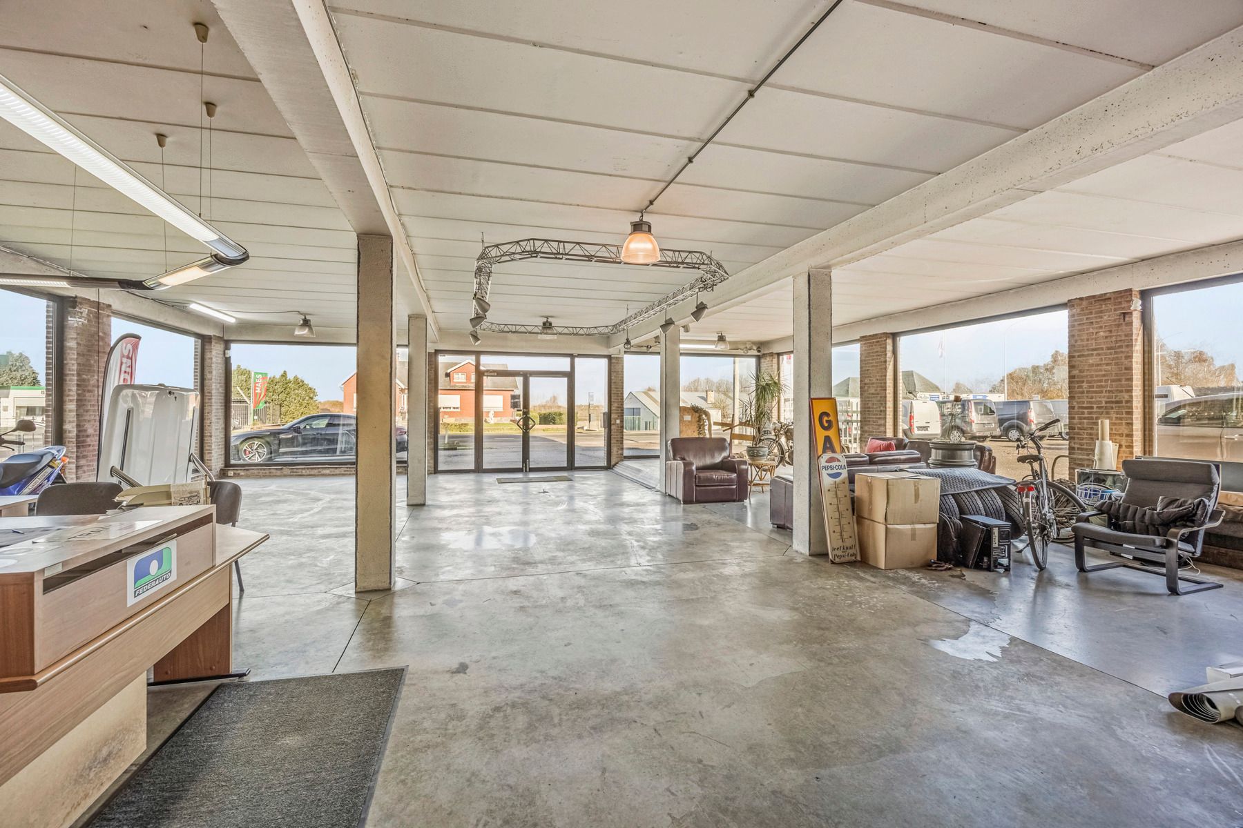 Handelspand met appartement woonst, toonzaal/showroom, atelier/loods en bouwgrond foto 6