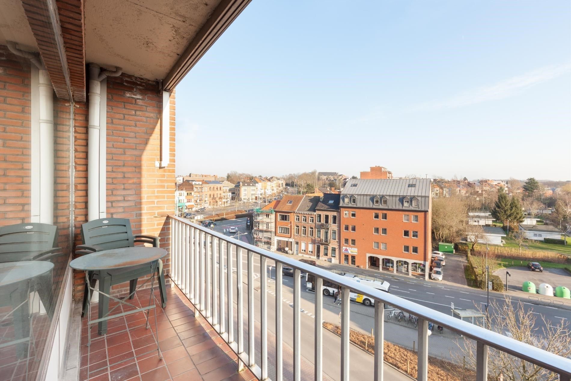 Ruim appartement op strategische locatie met terras foto 2