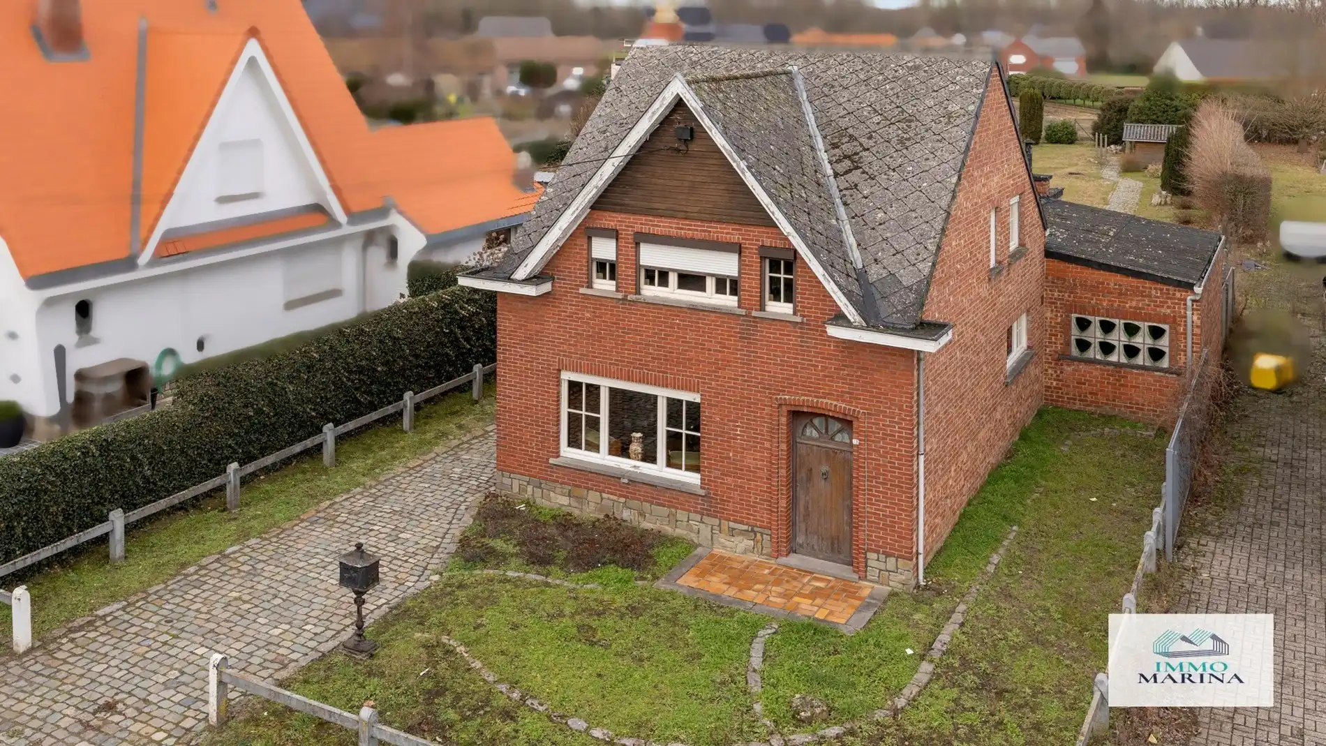 Hoofdfoto van de publicatie: OB met 2 slpks, garage en diepe tuin op 9a 80ca.