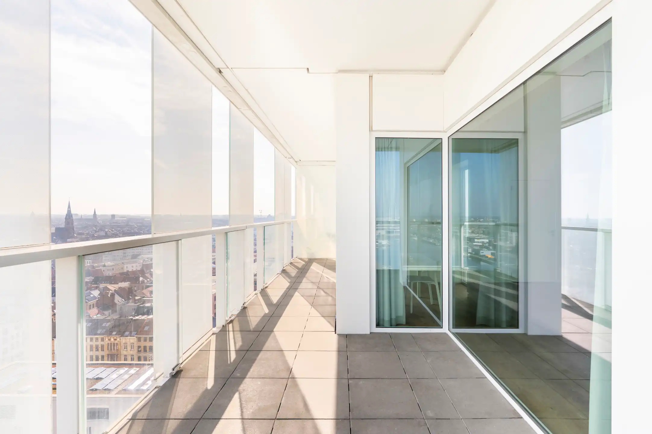 Hoekappartement met panoramisch terras 15 m² foto {{pictureIndex}}