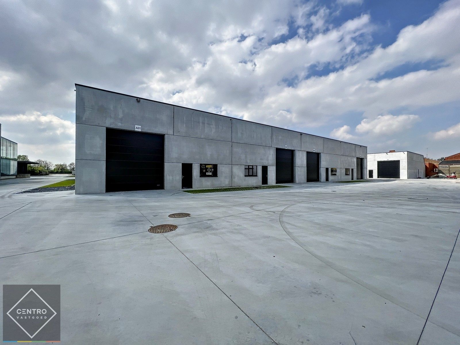Kwalitatief en goed geïsoleerd NB MAGAZIJN (225m2), voorzien van elektrische sectionaalpoort, deur, raam (voor kantoor) en 2 private parkeerplaatsen op industriezone te Waregem. foto 14