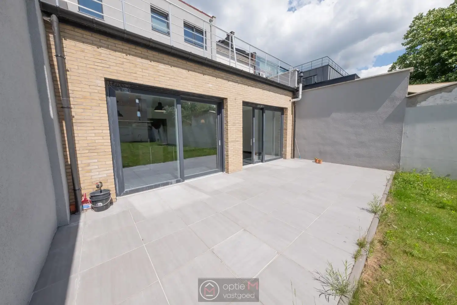 RUIM GELIJKVLOERS APPARTEMENT MET 2 SLPKS EN TUIN MET TERRAS. foto 20