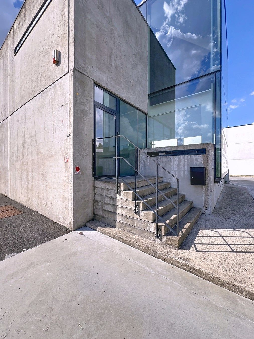 Modern (energiezuinig) KANTOORGEBOUW (± 800m²) met 14 private parkeerplaatsen TE HUUR in Waregem (Beveren-Leie). foto 4