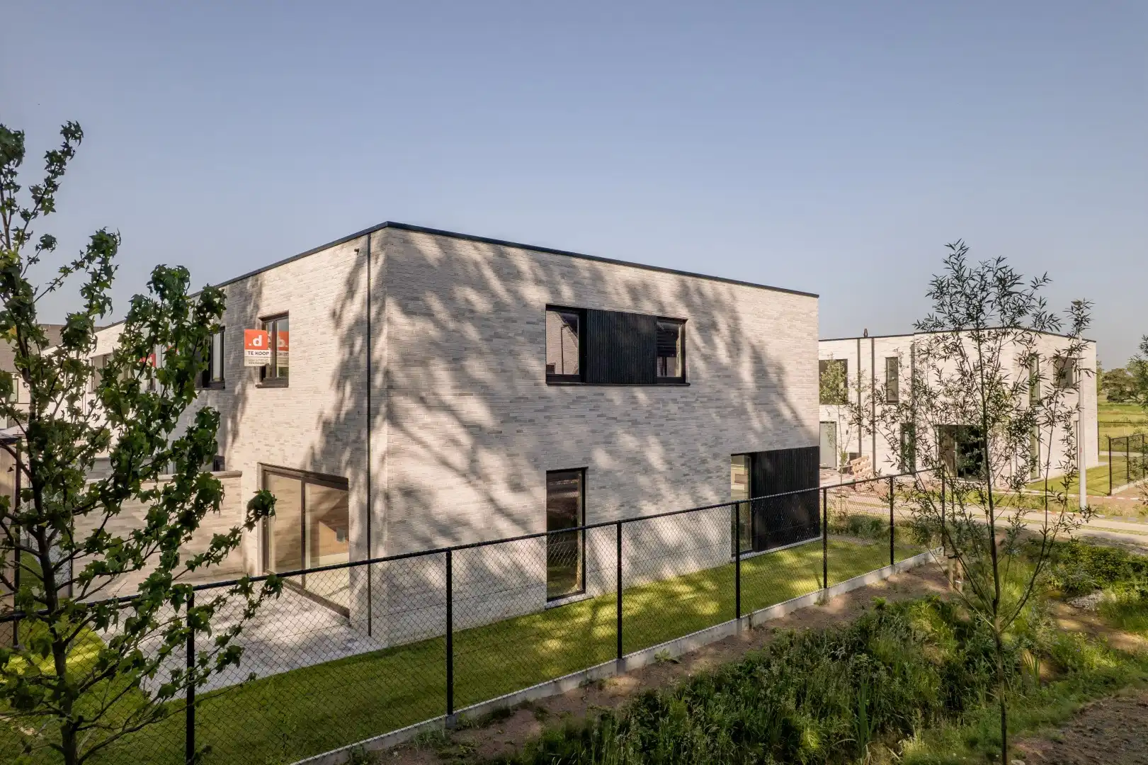 Energiezuinige halfopen bebouwing in Ruddervoorde foto {{pictureIndex}}