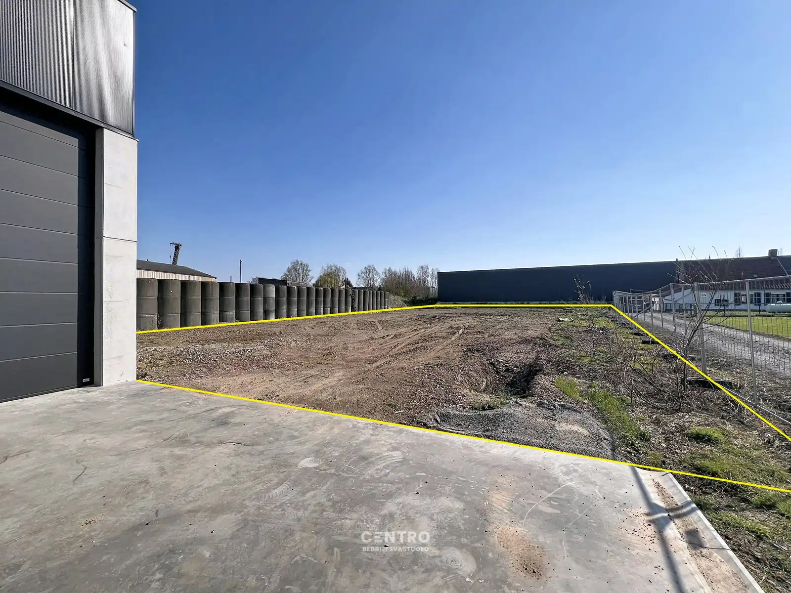 Braakliggende grond voor de bouw van MAGAZIJN(EN) mét of zonder woning. Géén bouwverplichting! foto 2