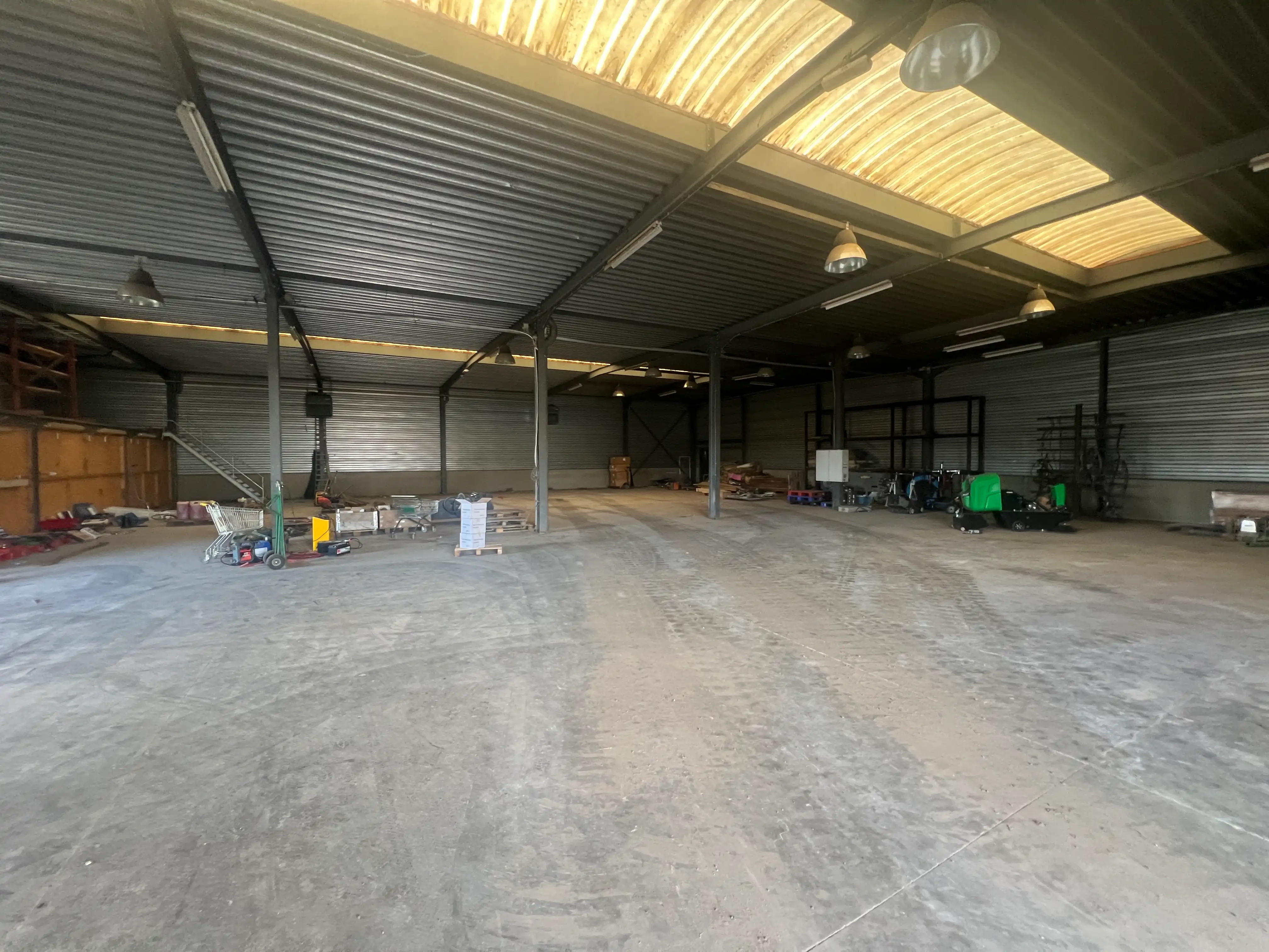 Bedrijfsgebouw te koop in Oudsbergen met buitenopslag foto 5