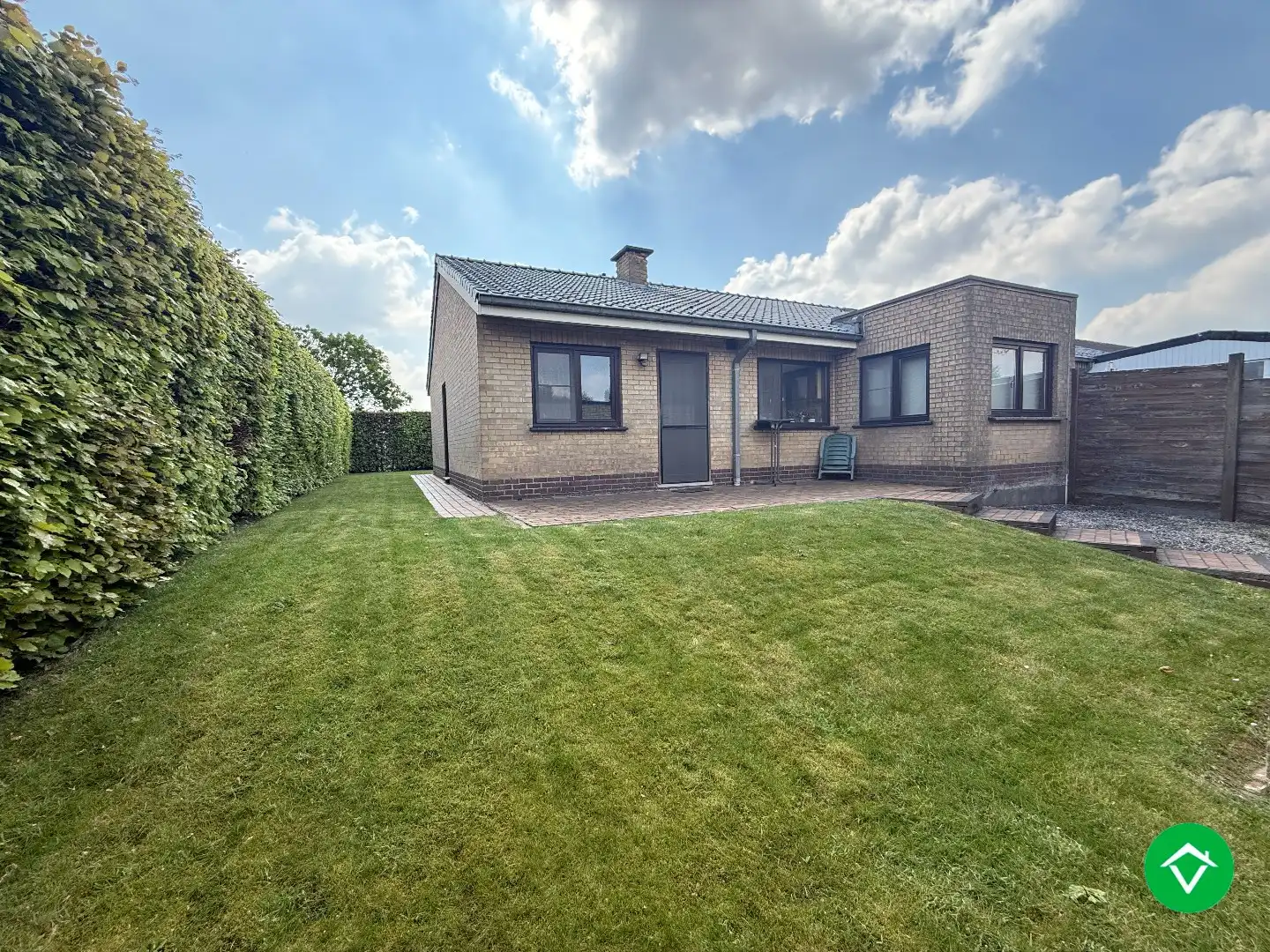 Rustig gelegen gelijkvloerse halfopen woning met 2 slpk's + dubbele garage foto 18