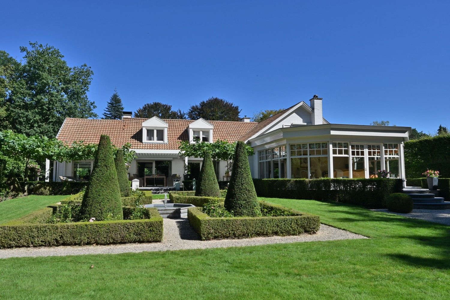 Exclusief afgewerkte villa met parktuin en zwembad, rustig gelegen in villawijk aan bosrand Hoge Kempen foto 4