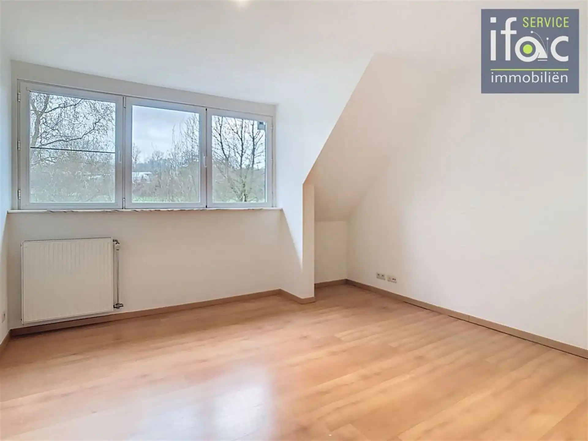 Villa met 4 slaapkamers, 2 badkamers, tuin en garages foto 18