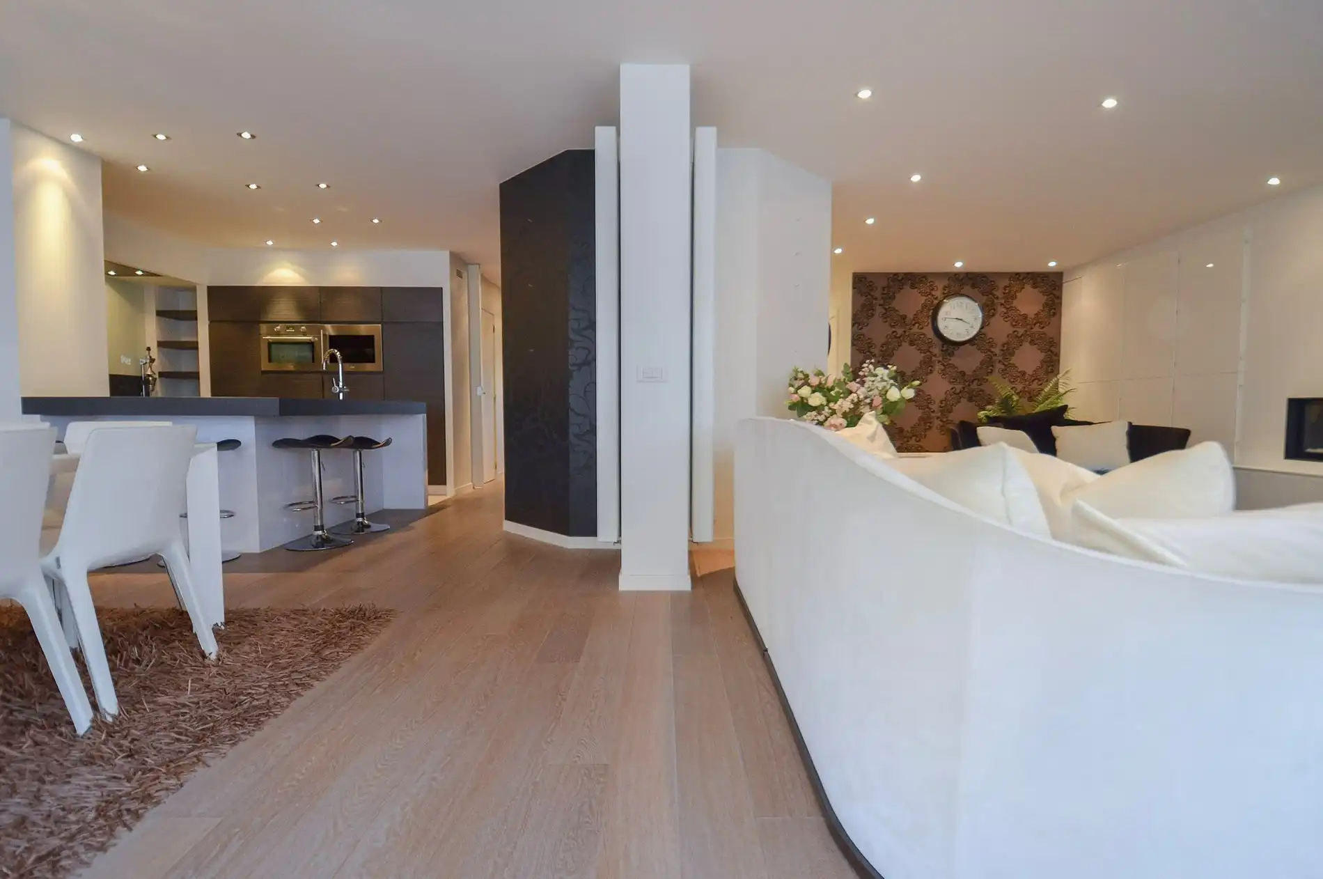 Topaanbieding – Uitzonderlijk ruim appartement gelegen in een stijlvolle residentie. foto 15