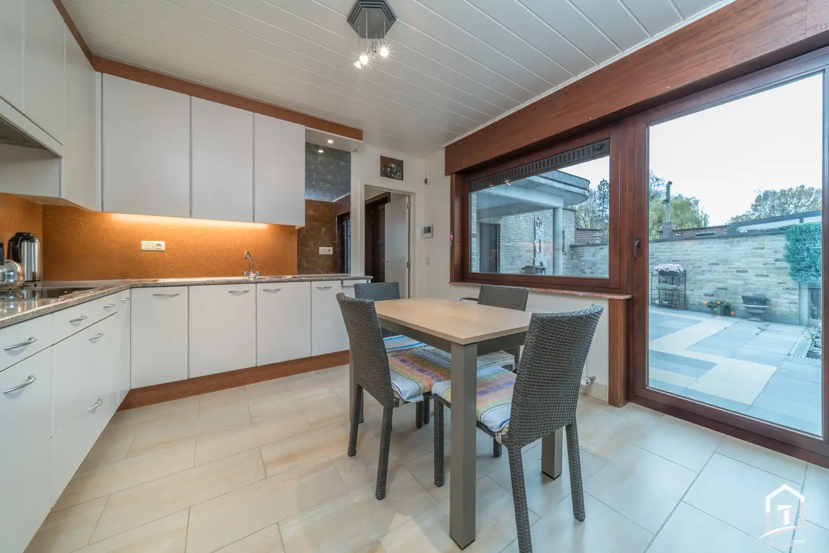 Zeer degelijke, ruime en gezellige viergevelwoning foto 12