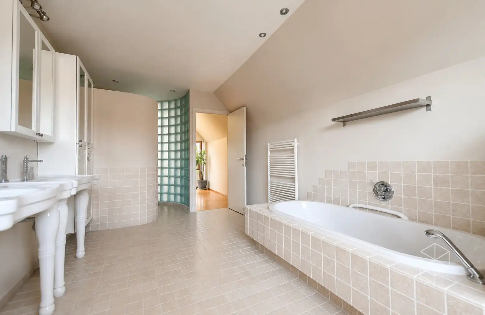Ruime en karaktervolle woning op 926 m² centraal gelegen te Jabbeke foto 12