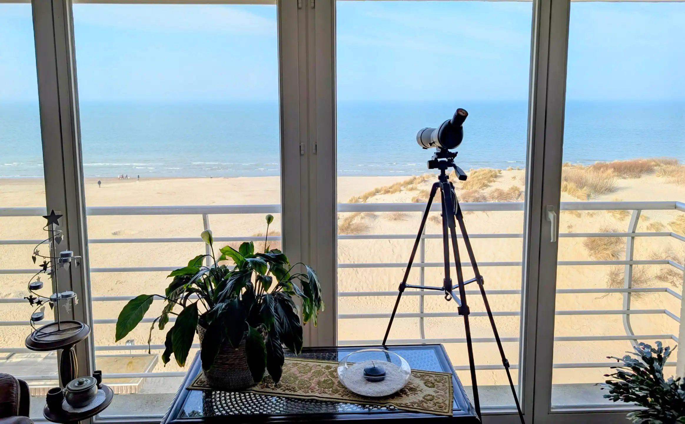 Twee penthouse (nu één)  te koop Koksijde met frontaal zeezicht en 30m² zonneterras.(prijs incl. grote garage en 2 kelders)  foto {{pictureIndex}}