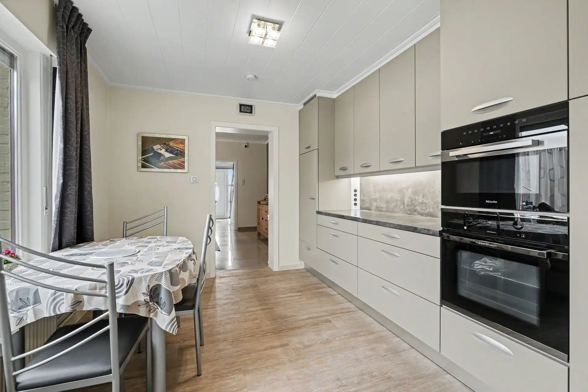 Goed gelegen halfopen bebouwing met ruime oprit, 3 slaapkamers en tuin foto 7