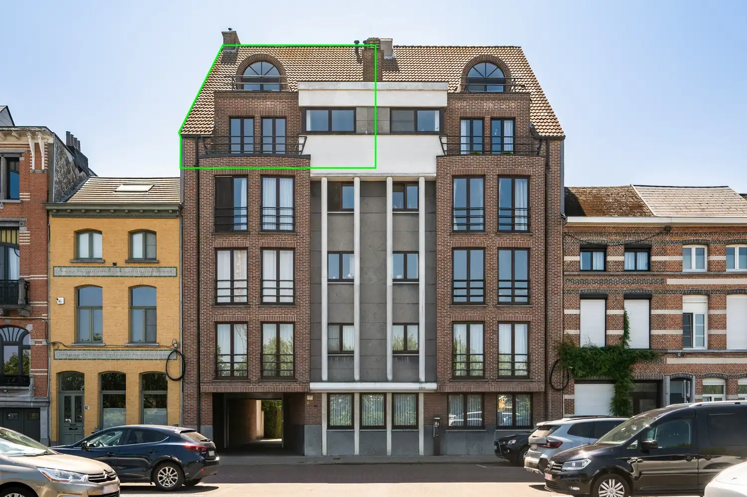 Triplex penthouse met 2 slaapkamers, ruim zonneterras en garagebox te Lier foto {{pictureIndex}}